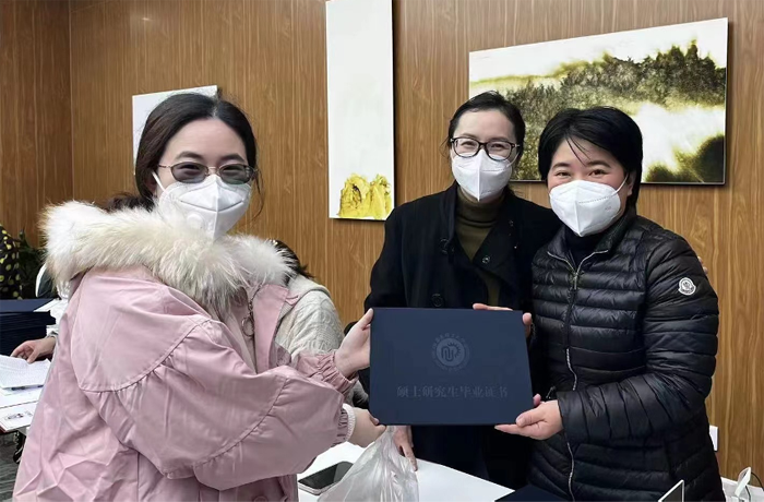 3.毕业生与老师们合影留念.png
