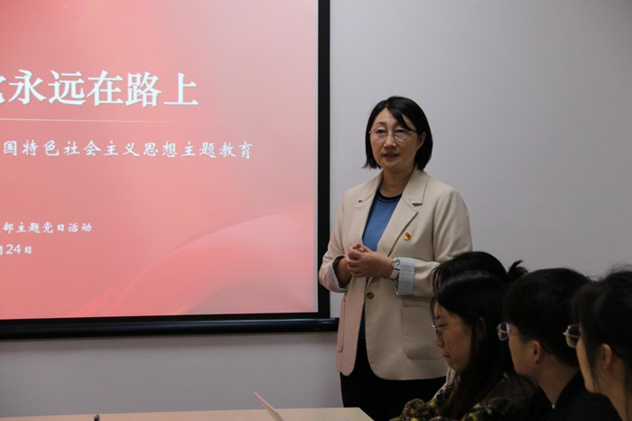 郑老师讲党课1_副本.jpg