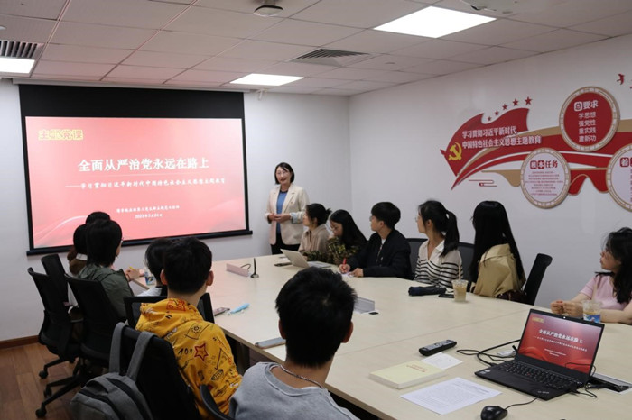 郑老师讲党课2_副本.jpg