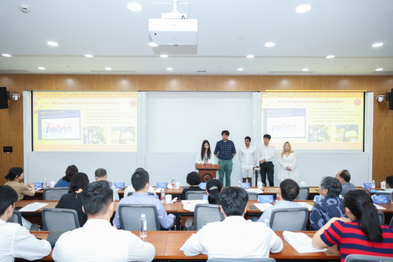 研学团学员进行成果展示_副本.jpg